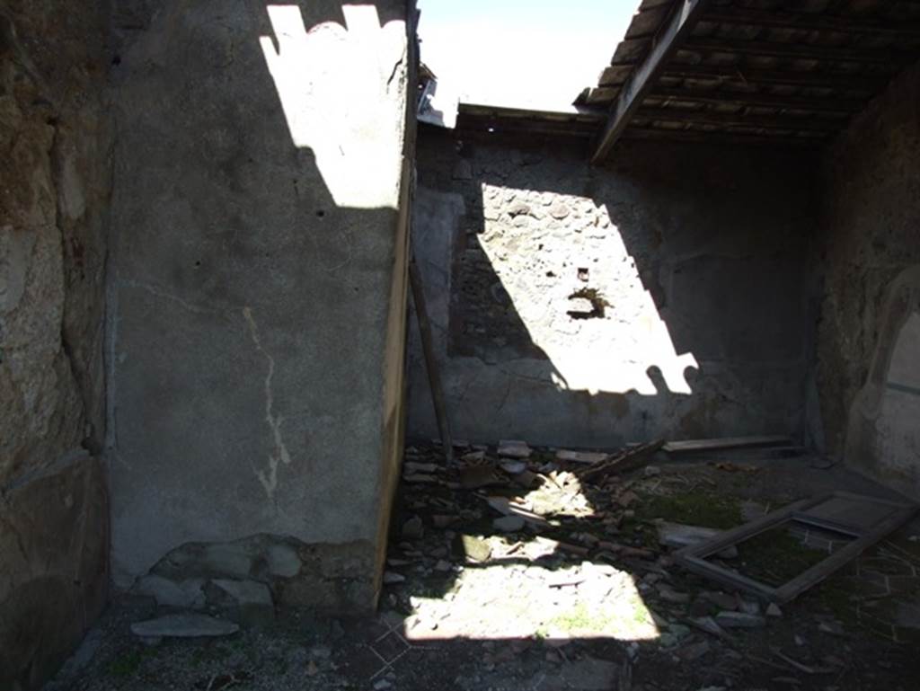 VII.15.2 Pompeii.  March 2009. Apodyterium.  West and north wall.  Remodelling in north west corner to create a flue when the oven was installed in the granary below.