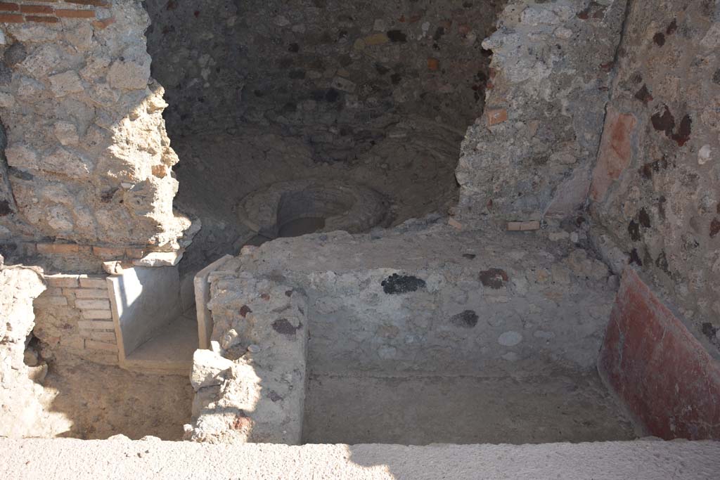 VII.15.2 Pompeii. October 2019. Looking through doorway into frigidarium, from the corridor/courtyard.
Foto Annette Haug, ERC Grant 681269 DÉCOR.

