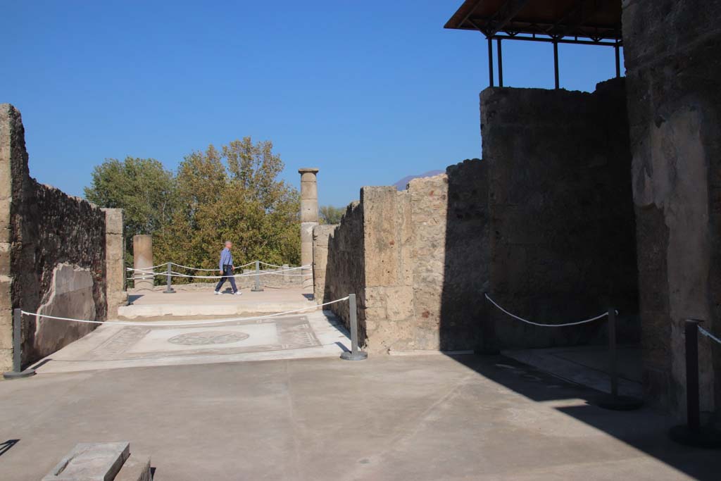 VII.15.2 Pompeii. September 2017. Looking across tablinum towards south portico, and baths’ area, from north-east corner of atrium.
Photo courtesy of Klaus Heese.

