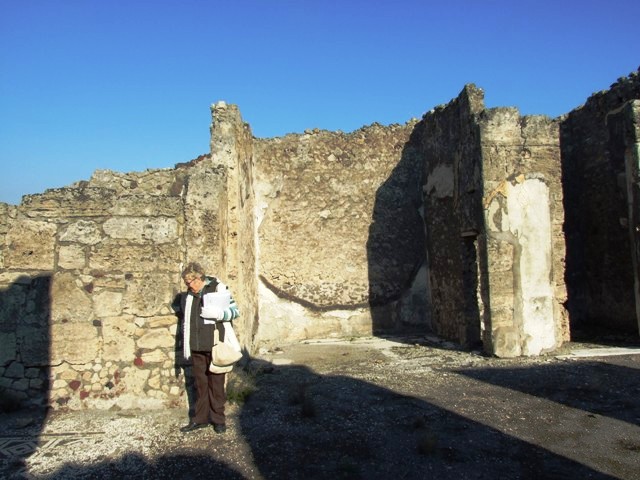 VII.15.2 Pompeii.  December 2007.  Dining room on East side of Tablinum, left, and Ala on East side of Atrium.