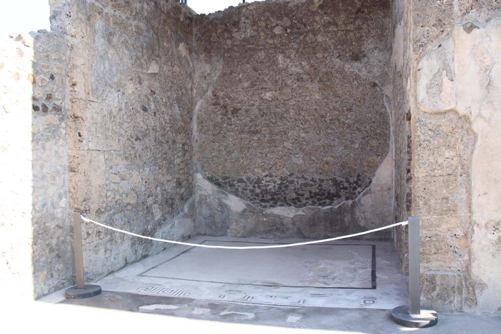 VII.15.2 Pompeii. October 2019. Looking east across doorway threshold and flooring in east ala.
Foto Annette Haug, ERC Grant 681269 DÉCOR.

