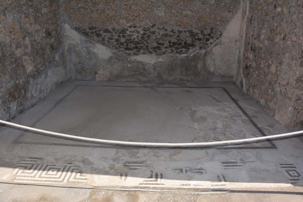 VII.15.2 Pompeii. October 2019. Looking east across doorway threshold and flooring in east ala.
Foto Annette Haug, ERC Grant 681269 DÉCOR.

