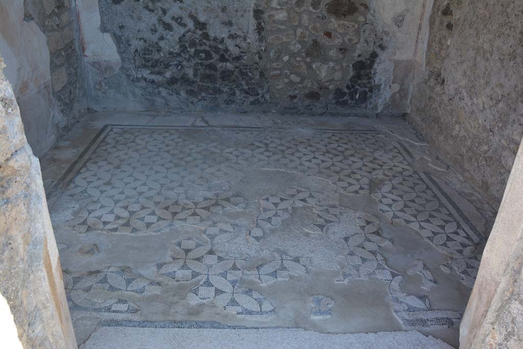 VII.15.2 Pompeii. October 2019. Looking east across flooring, through doorway to cubiculum on north-east side of atrium. 
Foto Annette Haug, ERC Grant 681269 DÉCOR.
