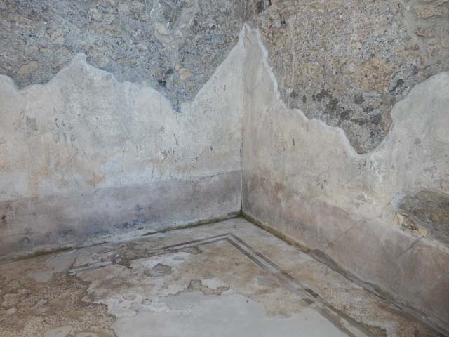 VII.15.2 Pompeii. November 2017. Looking east across flooring in cubiculum in south-east corner of atrium.
Foto Annette Haug, ERC Grant 681269 DÉCOR.
