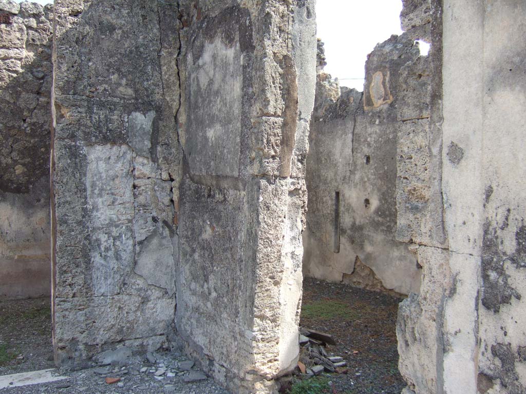 VII.15.2 Pompeii. November 2017. 
South wall of atrium, with doorway pilaster to room on east of entrance corridor, on left.
The entrance corridor/fauces is in the centre.
Foto Annette Haug, ERC Grant 681269 DÉCOR.
