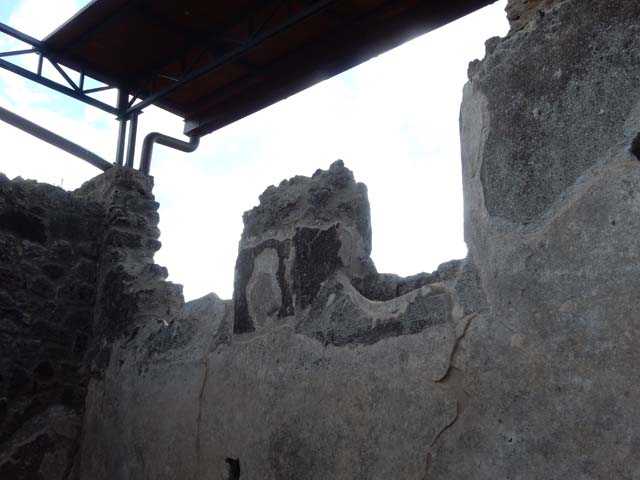 VII.15.2 Pompeii. May 2018. Detail from south wall of room on east side of entrance corridor.
Photo courtesy of Buzz Ferebee. 
