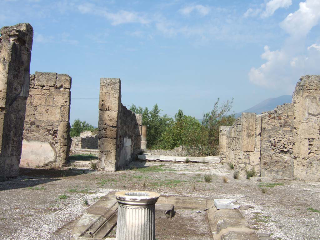 VII.15.2 Pompeii. May 2018. Impluvium and marble puteal for cistern-mouth in atrium. 
Photo courtesy of Buzz Ferebee. 
