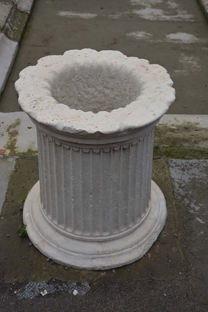 VII.15.2 Pompeii. November 2017. Detail of puteal in atrium.
Foto Annette Haug, ERC Grant 681269 DÉCOR.

