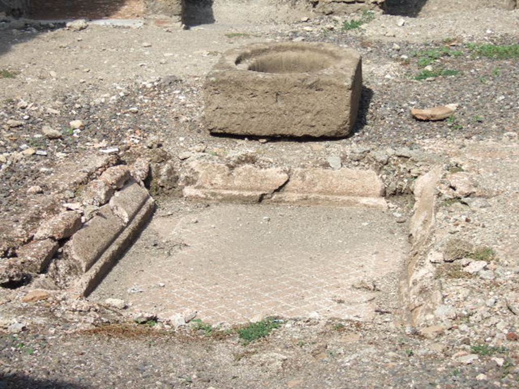 VII.15.3 Pompeii. September 2005. Impluvium in atrium.