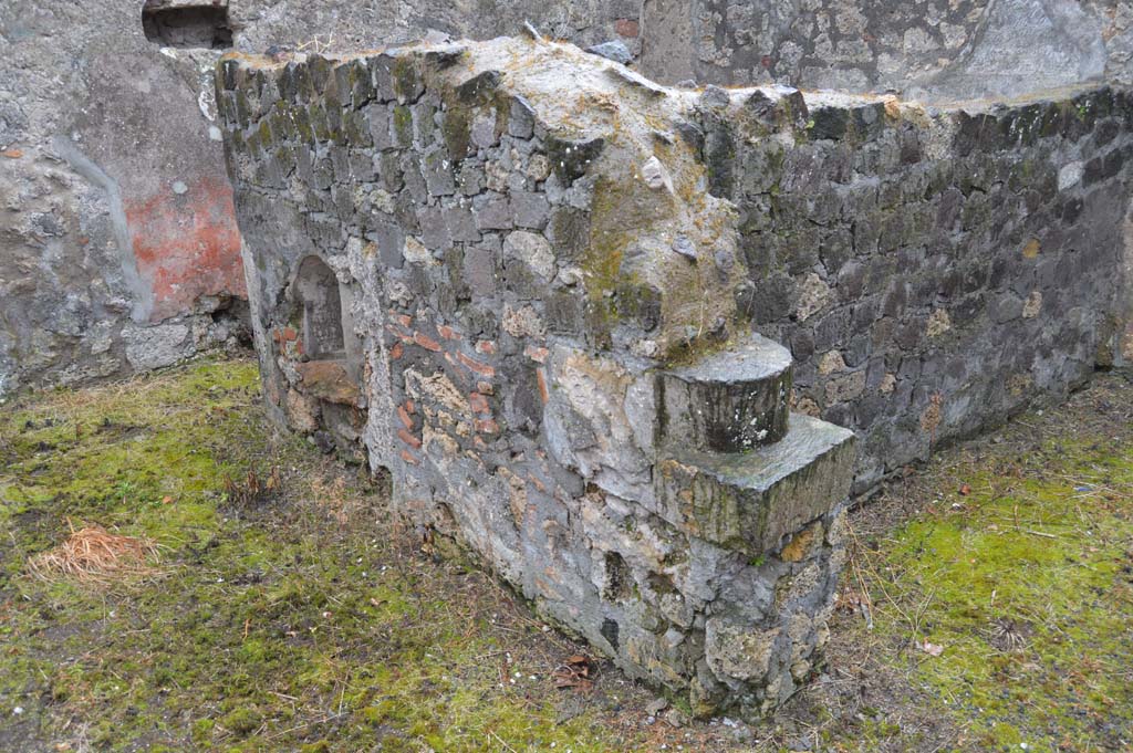 VII.15.12 Pompeii. March 2018. Looking south-west towards wall with niche in west wall of garden area.
Foto Taylor Lauritsen, ERC Grant 681269 DCOR.
