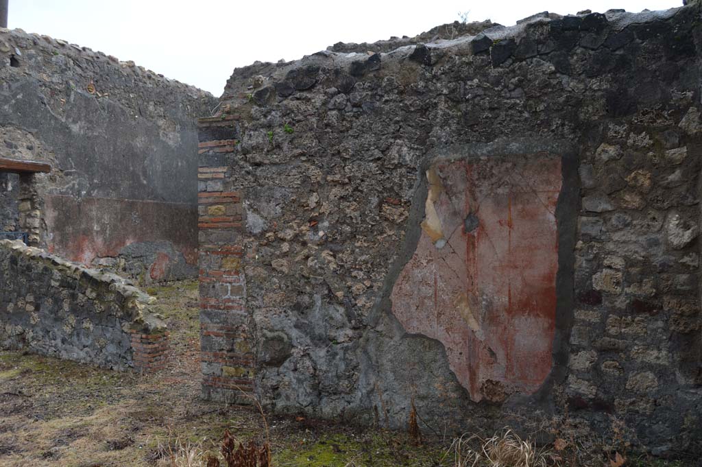 VII.15.12 Pompeii. March 2018. Looking south to remaining painted stucco in room on west side of atrium/triclinium.
Foto Taylor Lauritsen, ERC Grant 681269 DÉCOR.
