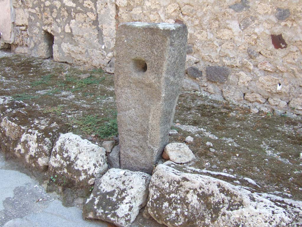Fountain between VII.15.12 Pompeii and VII.15.13. September 2005.