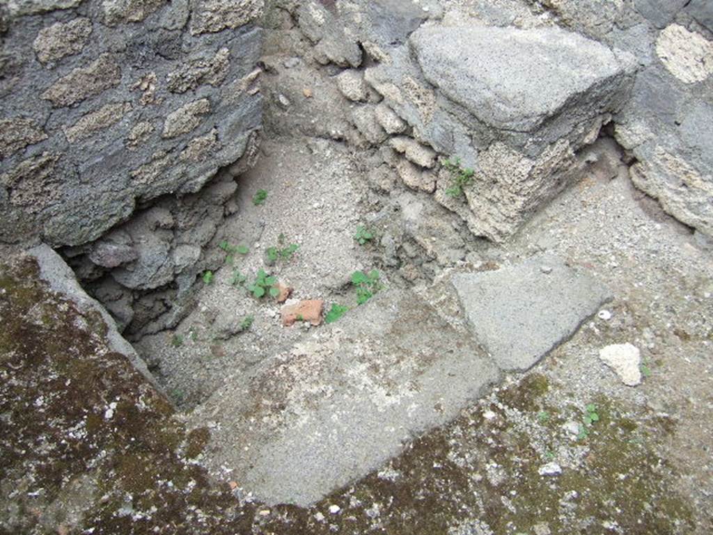 VII.15.16 Pompeii. May 2006. Room C, the platforms on either side of the chute and the base of the chute.