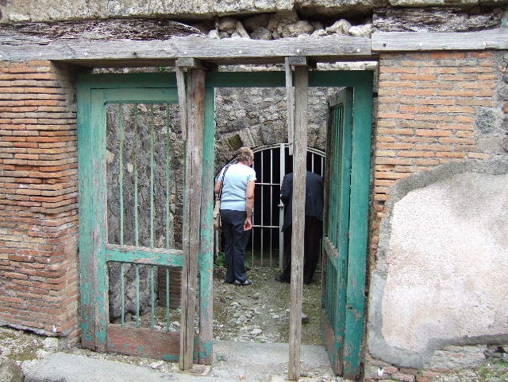 VII.15.16 Pompeii. May 2006. Looking south from street entrance doorway in the uncovered area.