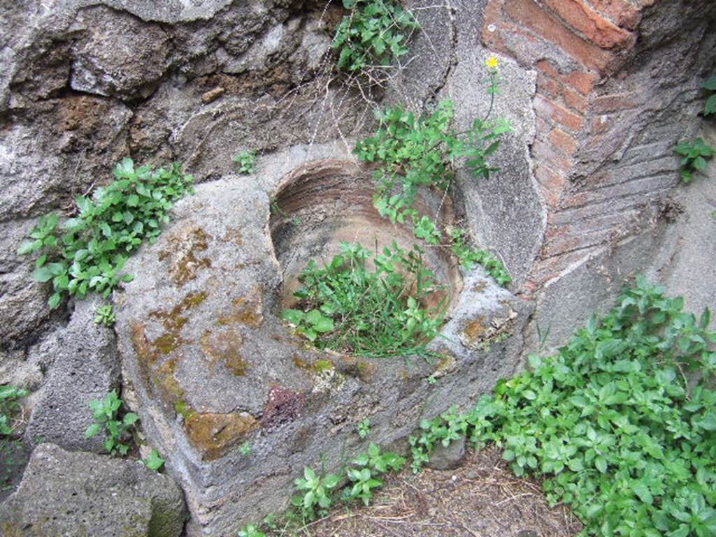 VII.15.16 Pompeii. May 2006. Remains of a dolia built into a platform in front of oven in courtyard (µ).