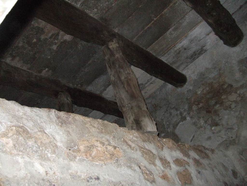 VII.15.16 Pompeii. May 2006. Granary, Small room Q behind oven in north-east corner.