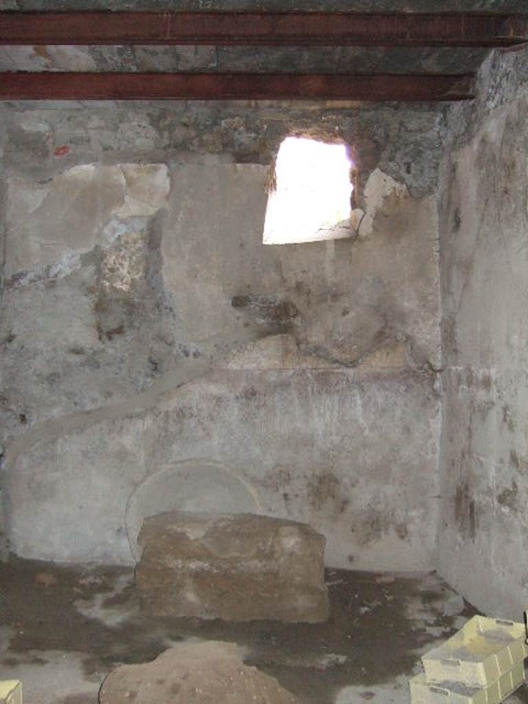 VII.15.16 Pompeii. May 2006. Room O, looking towards south-east corner of kneading room.