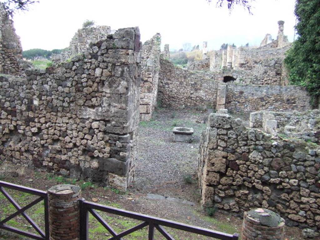 VII.16.1 Pompeii. September 2005. Looking north towards entrance doorway, from Temple of Venus. The atrium can be seen through the doorway, with the tablinum on its north side, straight ahead from atrium.
On the east side of the tablinum, would have been a triclinium, on the right of tablinum.
