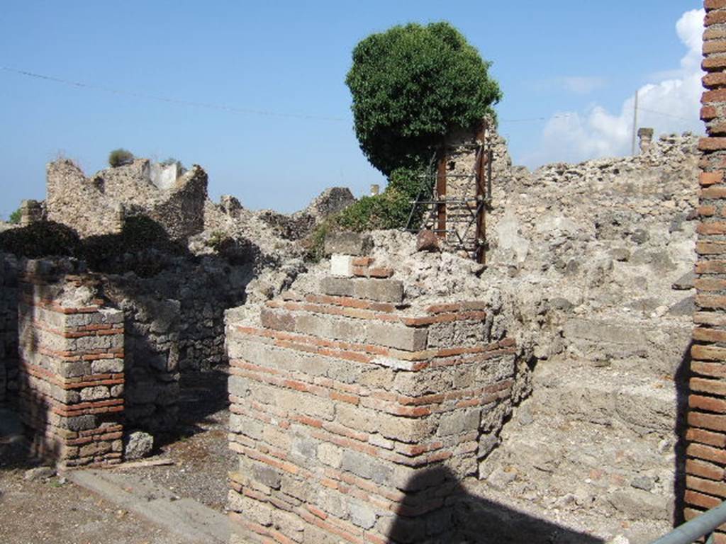 VII.16.4/5 Pompeii. September 2005. Looking north-west to entrance doorway, and steps to upper floor.