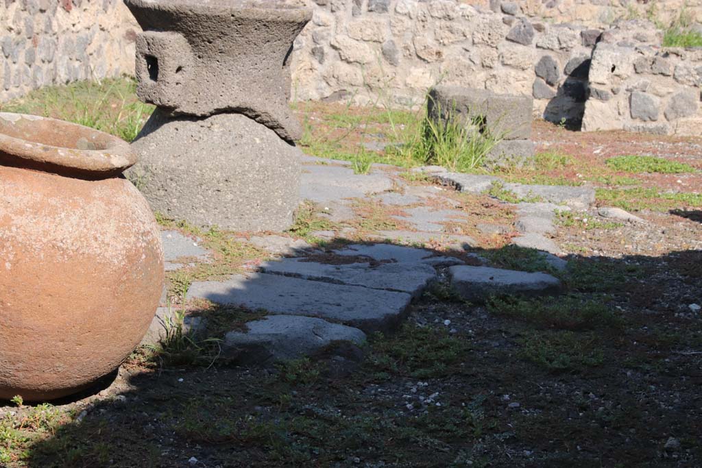VII.16.6 Pompeii. September 2021. Looking north with detail of lava flooring blocks. Photo courtesy of Klaus Heese.
2360da Pompeji - VII.16.6 - Laden - Bli Ri Norden.
