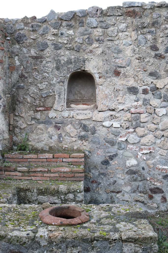 VII.16.7, Pompeii. December 2018. 
Looking towards west wall at south end, with niche. Photo courtesy of Aude Durand.
