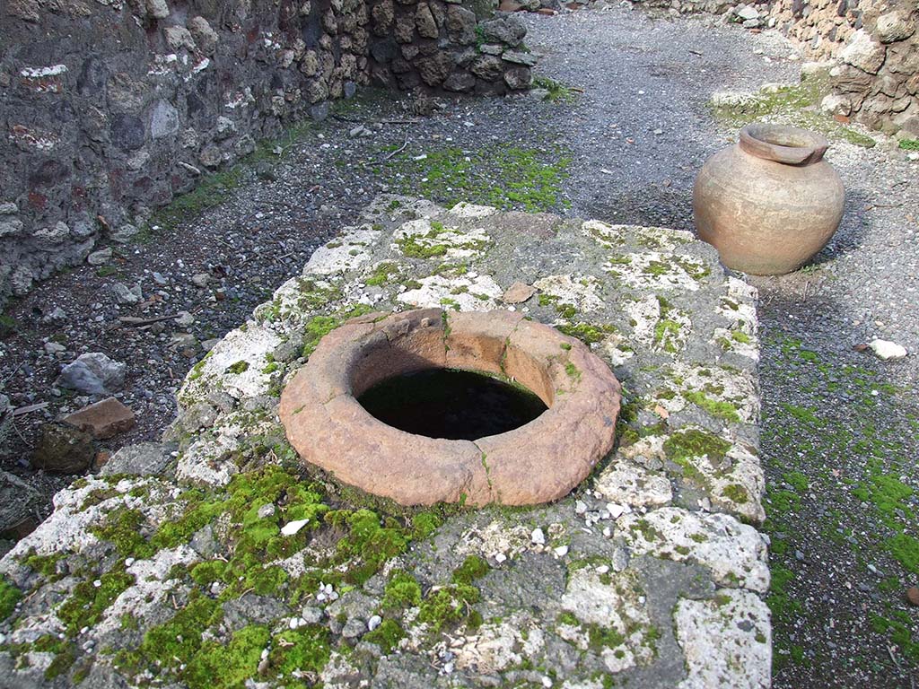 VII.16.7 Pompeii. December 2006.  Counter and urn, looking north.