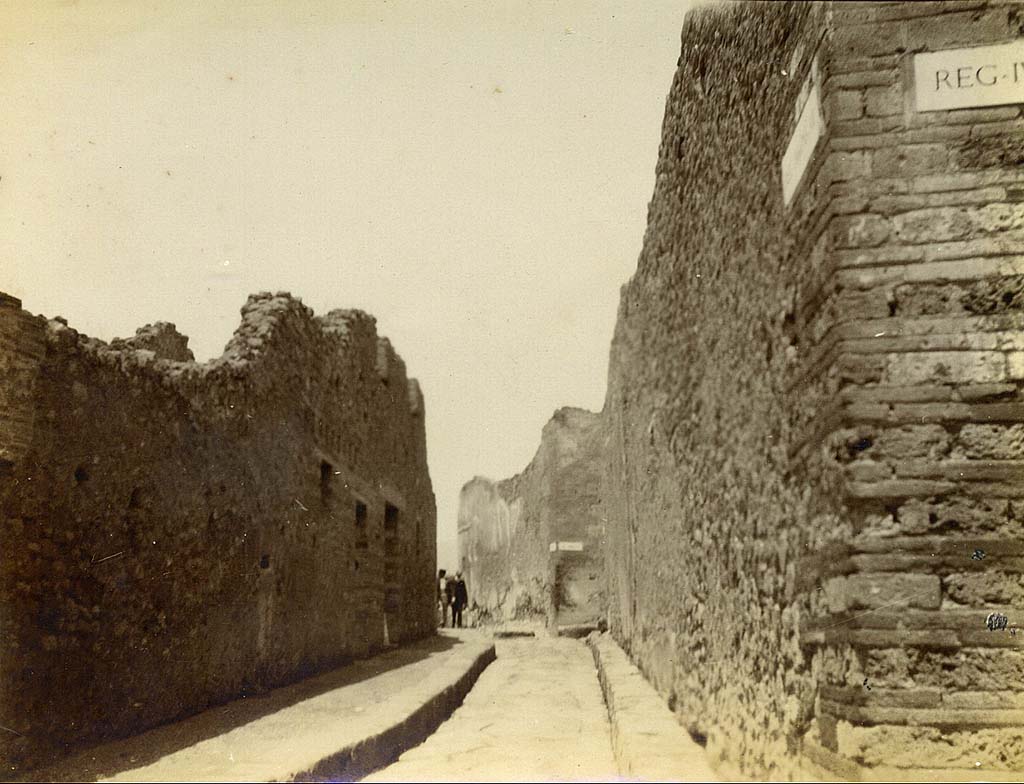 Vicolo del Gigante between VII.16 and VII.7. 1905. Looking north from Via Marina. Photo courtesy of Rick Bauer.
A very interesting photo showing on the left, what appears to be the front faade and doorways of VII.16.8 and 9.
On the right is the west wall of VII.7.10, before its destruction in the 1943 bombing.
