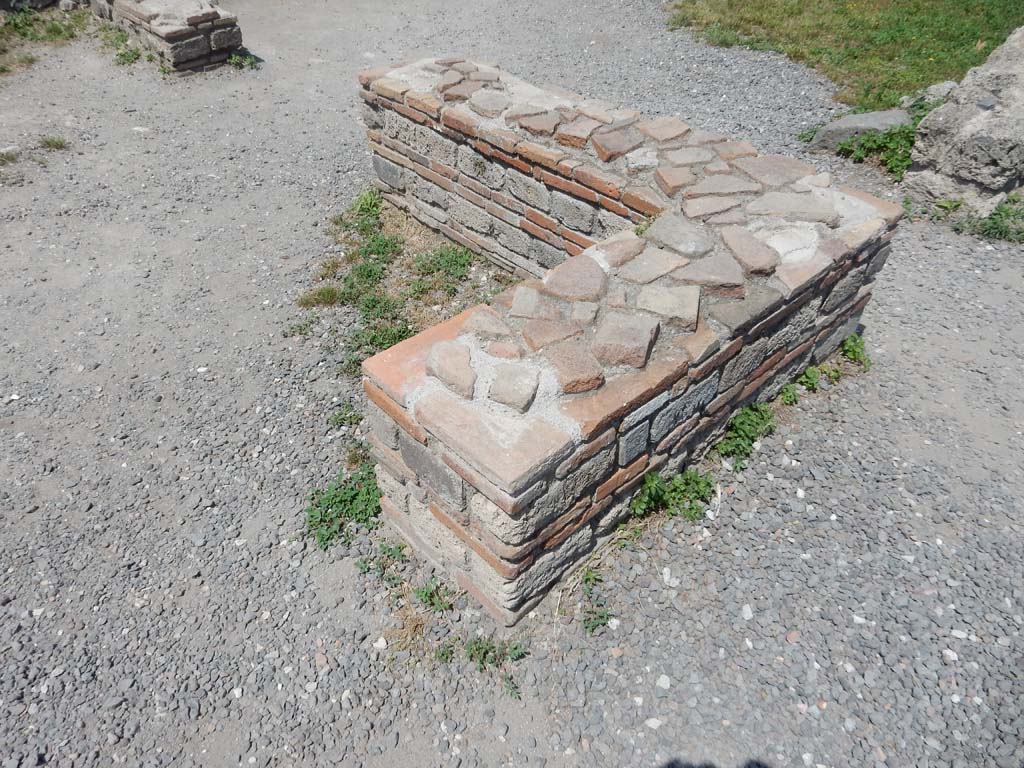 VII.16.10 Pompeii. June 2019. Structure between tablinum and oecus, possibly remains of wall.  
Photo courtesy of Buzz Ferebee.
