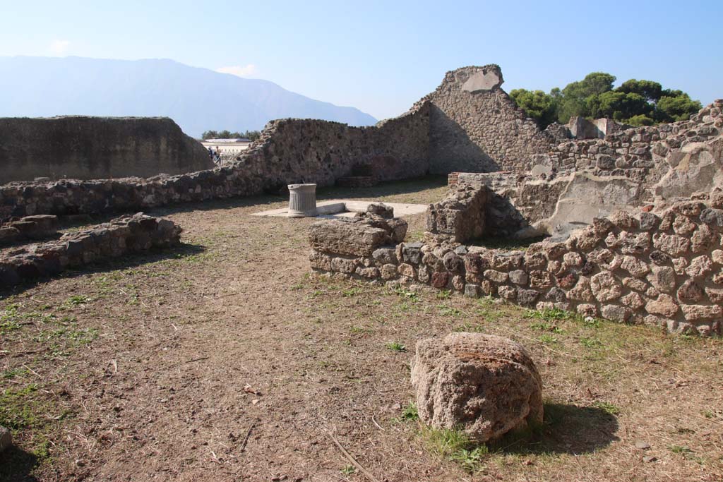 VII.16.10 Pompeii. September 2017. Looking south-west across atrium from VII.16.11. Photo courtesy of Klaus Heese. 

