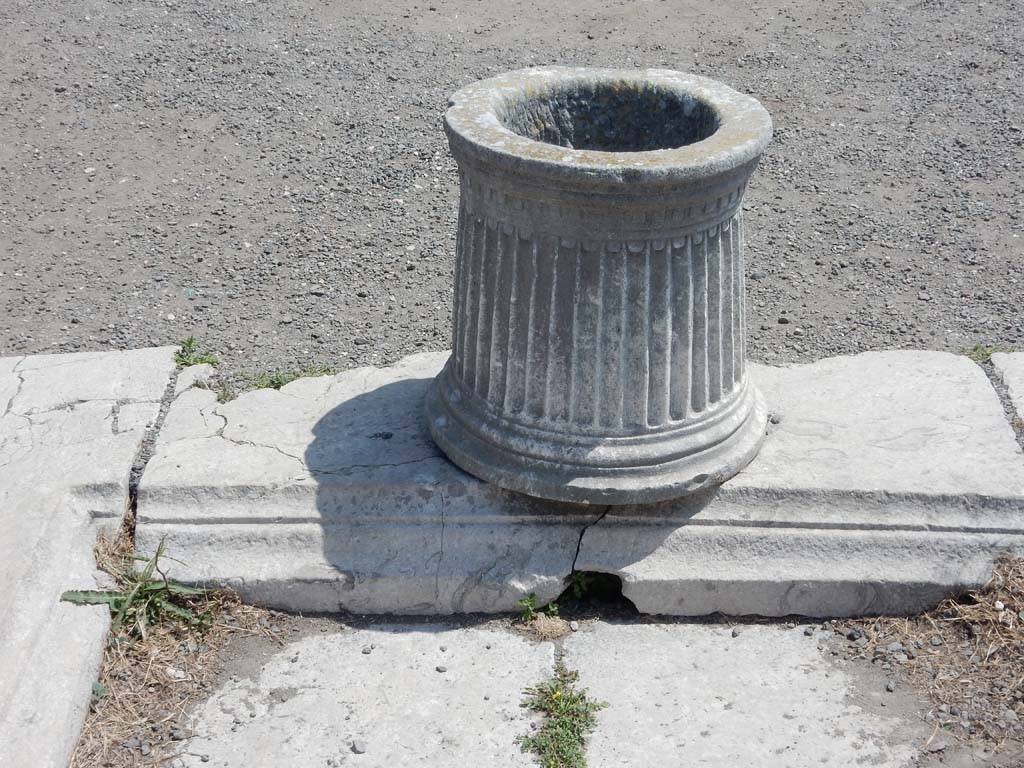 VII.16.10 Pompeii. June 2019. Puteal at west end of impluvium. Photo courtesy of Buzz Ferebee.