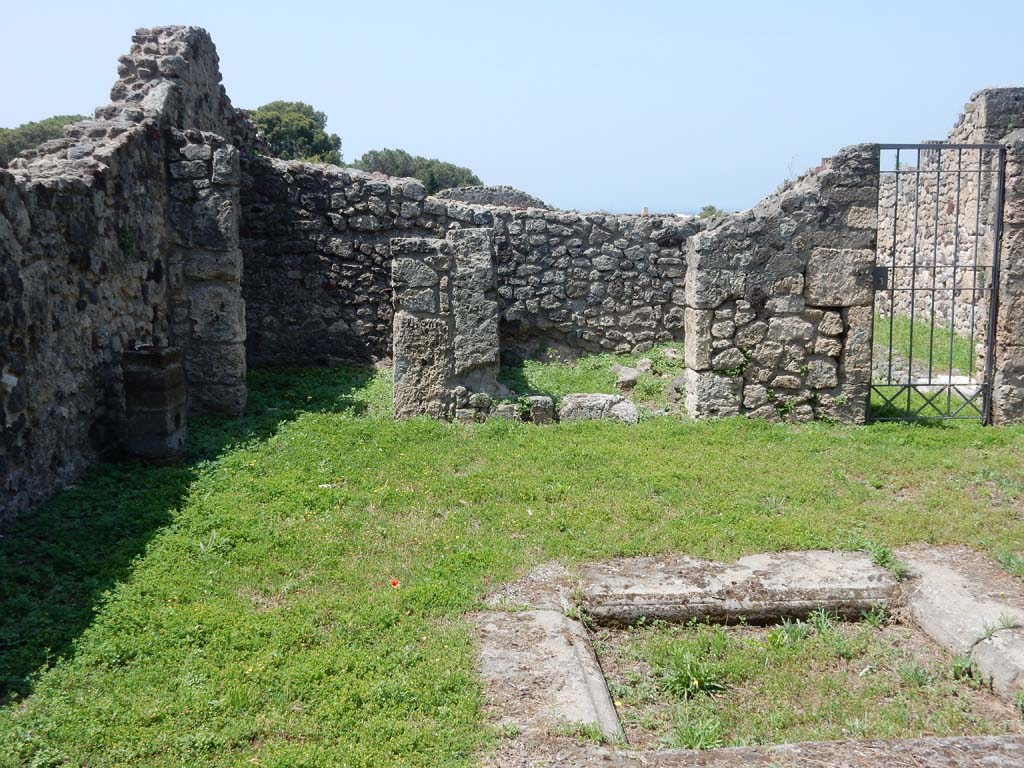 VII.16.12 Pompeii. June 2019. Doorways to room 26, a cubiculum, and room 25, a closed tablinum, on west side of atrium
Photo courtesy of Buzz Ferebee.