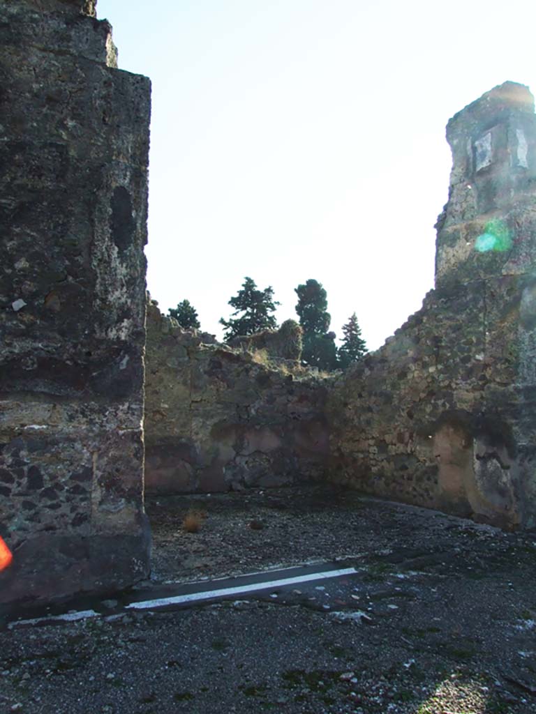 VII.16.13 Pompeii. December 2007. Doorway to room 14, ala on south side of atrium.