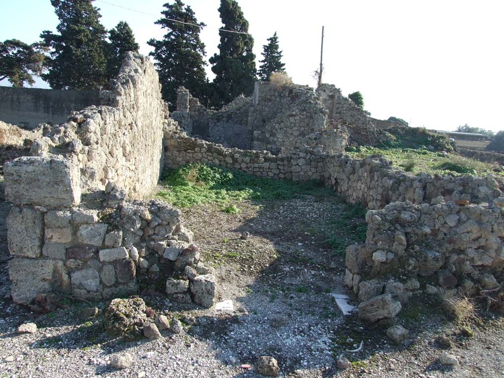 VII.16.13 Pompeii. December 2007. Doorway to room 21 on south side of peristyle.