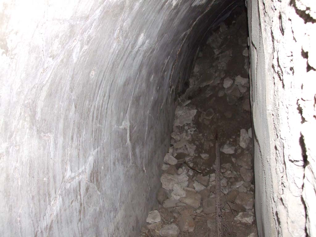 VII.16.13 Pompeii. December 2007. Small room or storeroom on north side of corridor 40.