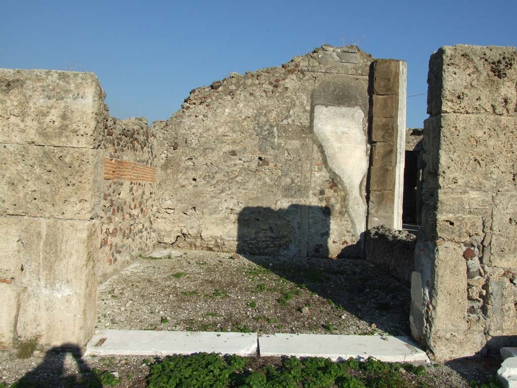 VII.16.13 Pompeii. December 2007. Doorway to room 8 on north side of tablinum.