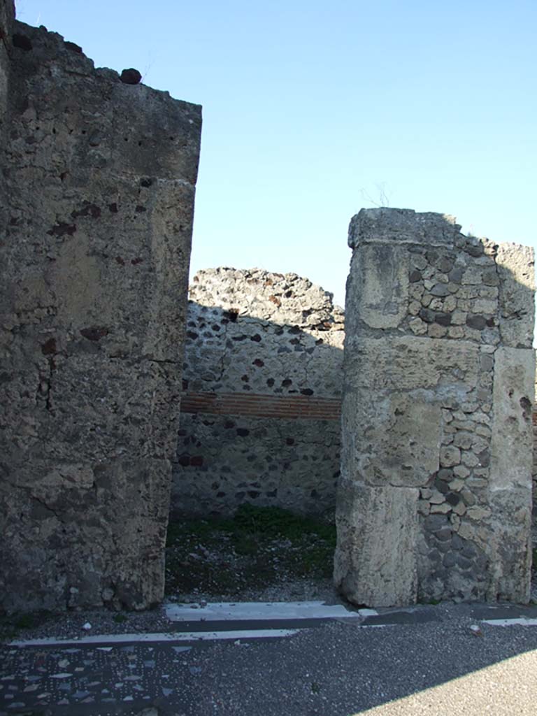VII.16.13 Pompeii. December 2007. Doorway to room 7 on north-west side of atrium.