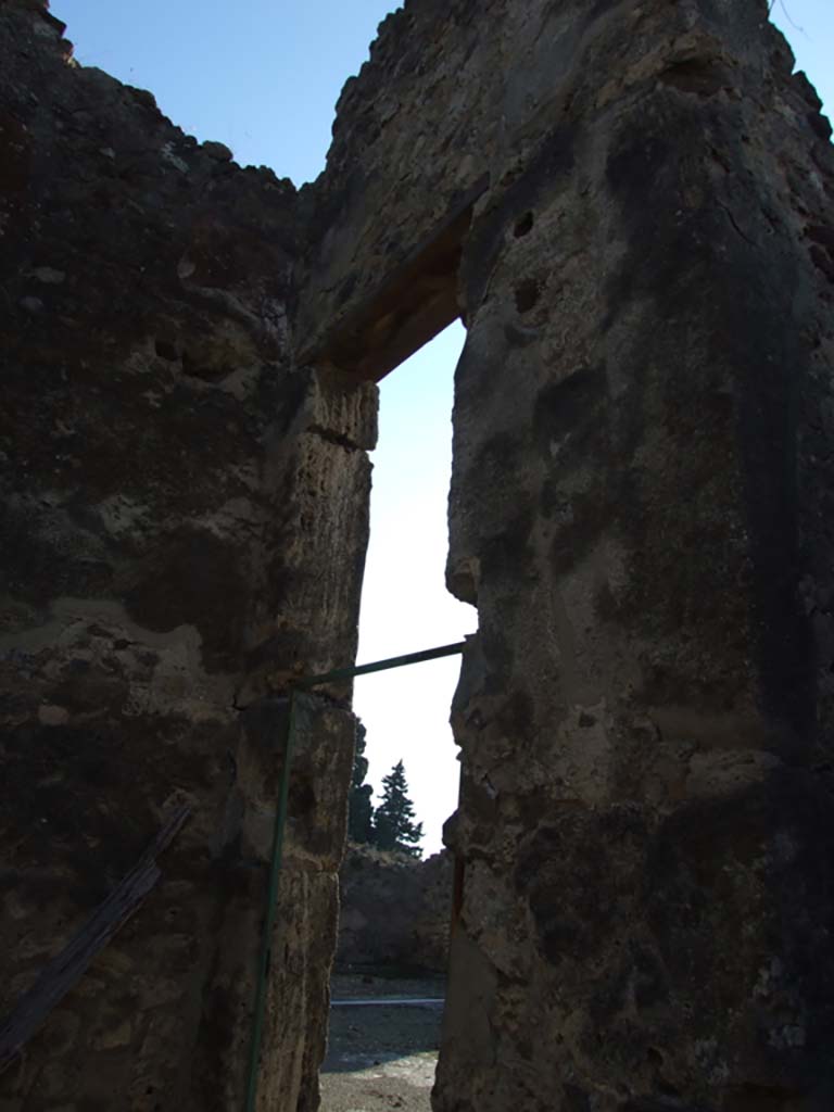 VII.16.13 Pompeii. December 2007. Doorway from room 3 into atrium room 2.