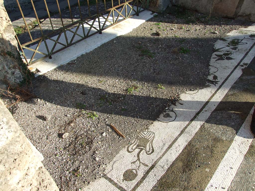 VII.16.13 Pompeii. W.49. Entrance doorway mosaic.
Photo by Tatiana Warscher. Photo © Deutsches Archäologisches Institut, Abteilung Rom, Arkiv. 
