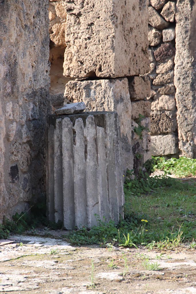 VII.16.13 Pompeii. October 2023.
Detail of part of column near south wall of atrium. Photo courtesy of Klaus Heese.