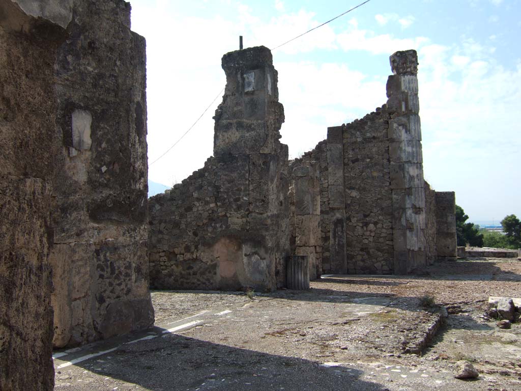 VII.16.13 Pompeii. September 2005. Looking towards south side of atrium room 2.
Looking towards ala room 14 on left and tablinum room 9 on right.