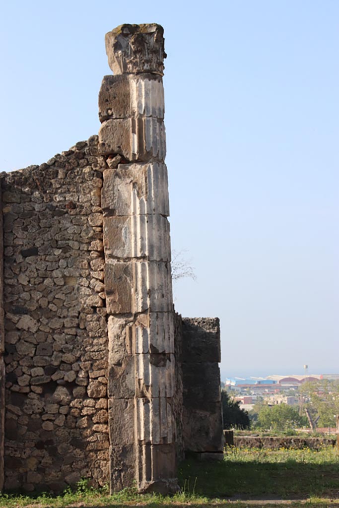 VII.16.13 Pompeii. October 2023.
South-west corner of atrium 2, with column with capital from east end of south wall of tablinum 9.
Photo courtesy of Klaus Heese.