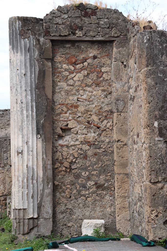 VII.16.13 Pompeii. May 2024.
Looking west across atrium towards north side of tablinum 9. Photo courtesy of Klaus Heese.