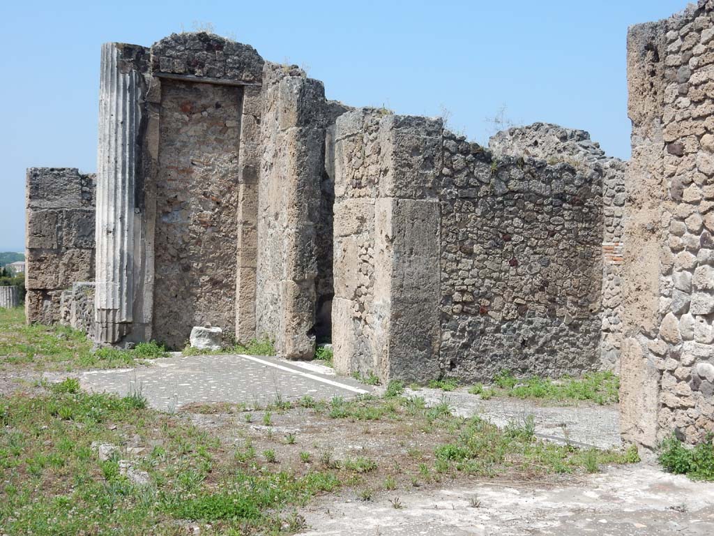 VII.16.13 Pompeii. June 2019. Looking north-west across atrium room 2. Photo courtesy of Buzz Ferebee.
According to Fiorelli –
A dritta ha una cella servile, e quindi nell’atrio l’altare dei sacrifizi, ed un’ala tra due cubicoli.
See Pappalardo, U., 2001. La Descrizione di Pompei per Giuseppe Fiorelli (1875). Napoli: Massa Editore. (p.161).
(translation –“To the right (the atrium) had a small servile room, and then in the atrium the domestic altar, and an ala between two cubicula.”)