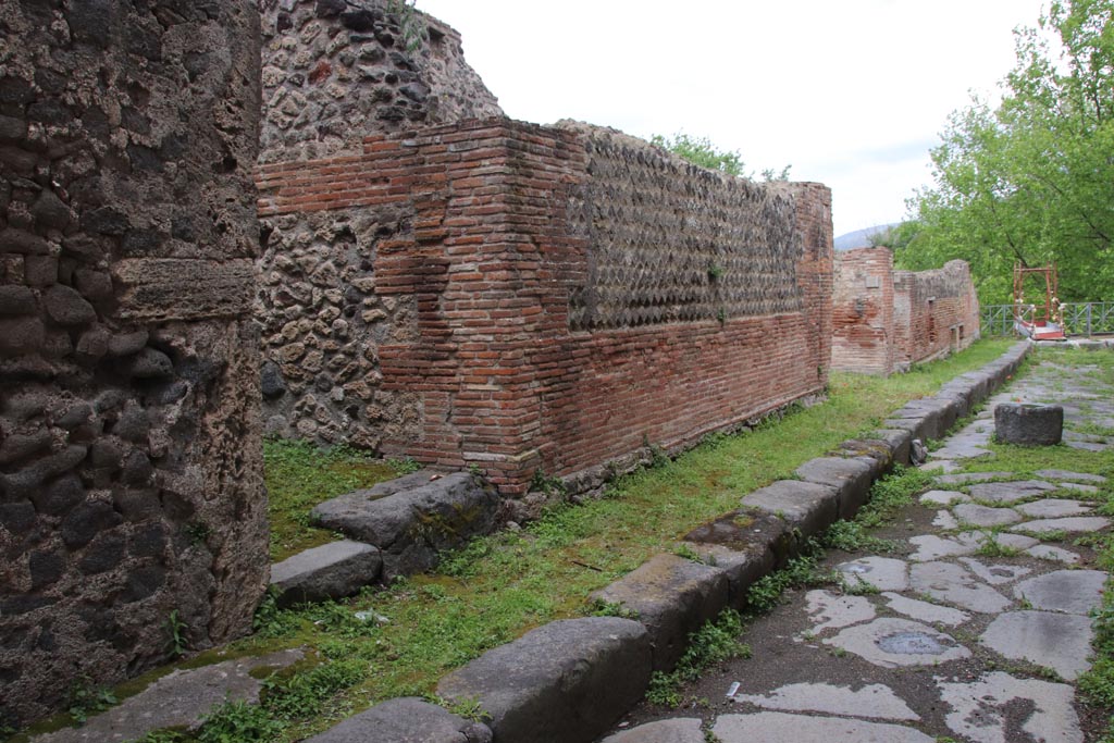 VII.16.14, Pompeii, on left. May 2024.
Looking north in Vicolo del Gigante towards junction with Vicolo dei Soprastanti. Photo courtesy of Klaus Heese.
