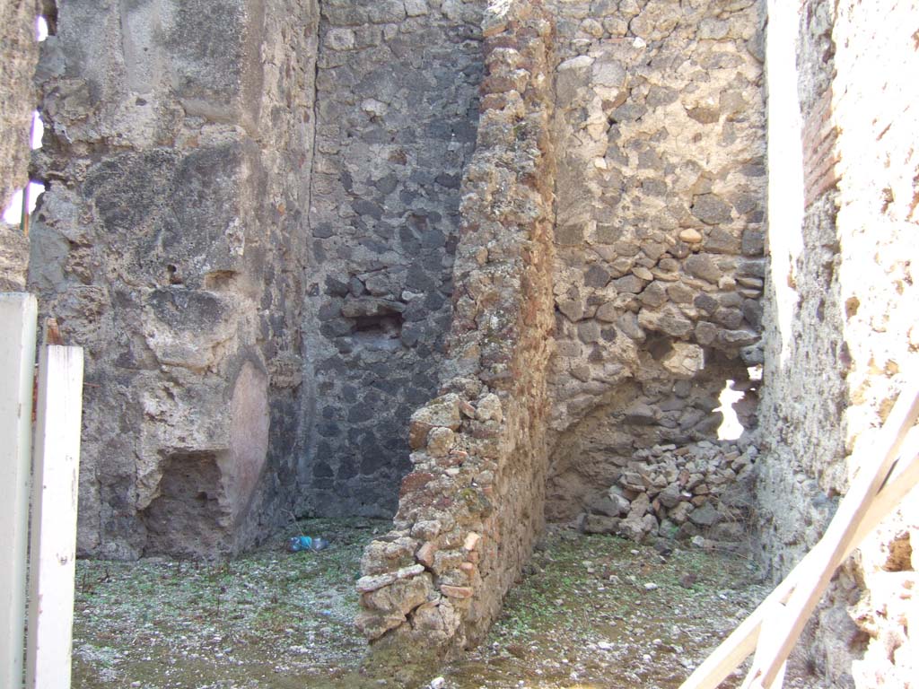 VII.16.14 Pompeii. September 2005. Room 4, steps to upper floor, on right. Doorway to room 3, on the left.
According to Fiorelli –
“Gradinata indipendente di cenacoli sovrapposti, il cui subscalare apparteneva alla casa ora descritta”.
See Pappalardo, U., 2001. La Descrizione di Pompei per Giuseppe Fiorelli (1875). Napoli: Massa Editore. (p.161).
(translation:
” Independent stairway to upper floor rooms, whose room below belonged to the house already described (VII.16.13 – the small servile room.”)