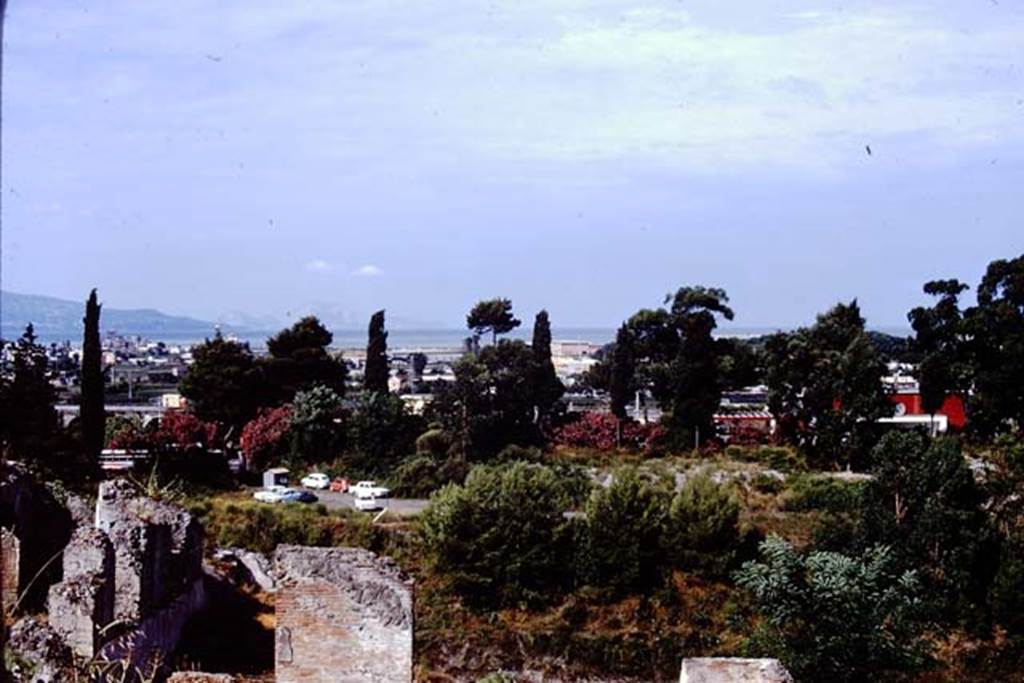 VII.16.16 Pompeii. 1972. Looking west.  Photo by Stanley A. Jashemski. 
Source: The Wilhelmina and Stanley A. Jashemski archive in the University of Maryland Library, Special Collections (See collection page) and made available under the Creative Commons Attribution-Non Commercial License v.4. See Licence and use details. J72f0226
