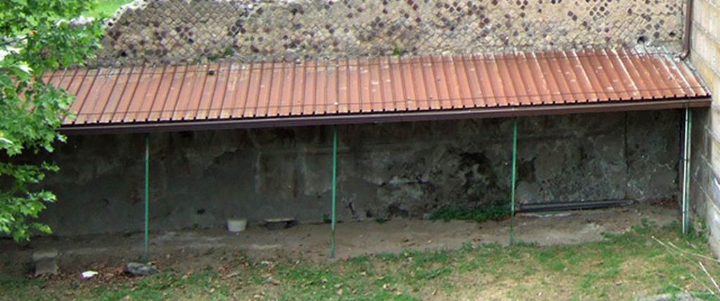 VII.16.17 Pompeii. May 2006. Animal and pigmy paintings on north wall of rear garden. According to Jashemski, the ground level garden at the rear of this part of the house had an animal and pigmy painting on its north wall. On the wall below were the remains of a gladiatorial scene. See Jashemski, W. F., 1993. The Gardens of Pompeii, Volume II: Appendices. New York: Caratzas. (p.204, E.)