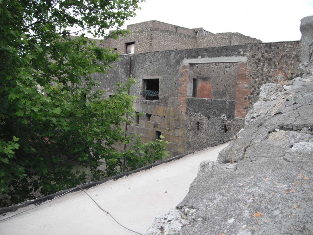 VII.16.17 Pompeii. June 2012. Looking north-east across wall on north side of Vicolo dei Soprastanti. Photo courtesy of Ivo van der Graaff.