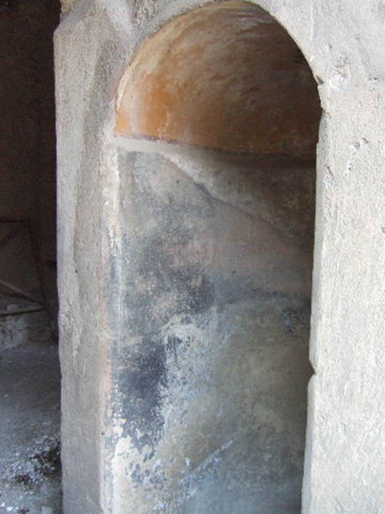 VII.16.21 Pompeii. September 2005. Looking north-west  from entrance.