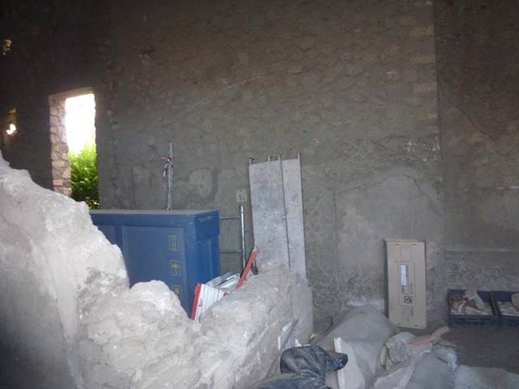 VII.16.21 Pompeii. June 2012. Looking south-west from entrance doorway.

